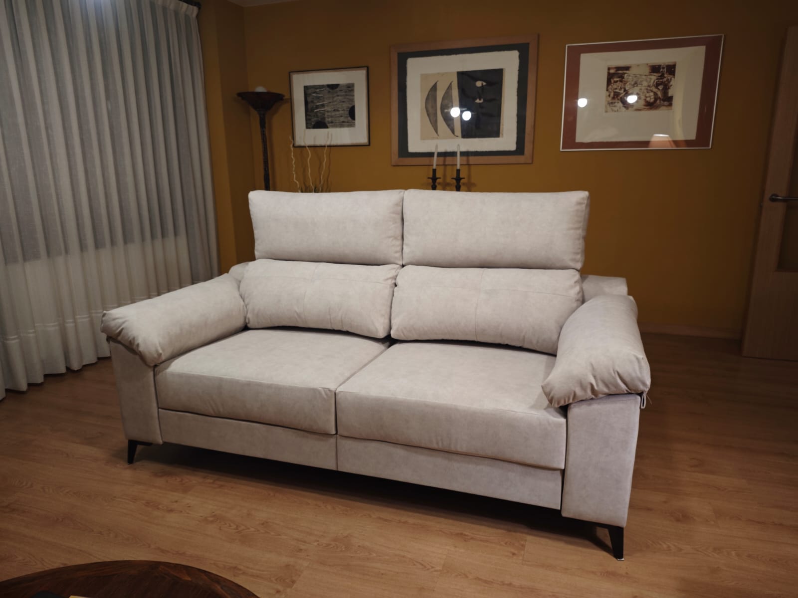 Sofa crema con almohadones extra rellenos